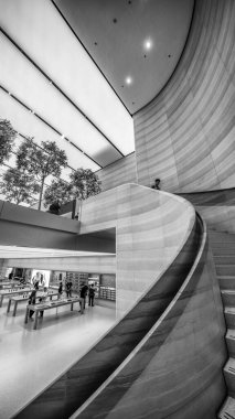 Singapur - 14 Eylül 2023: Orchard Yolu 'ndaki Apple Store' un İçi.