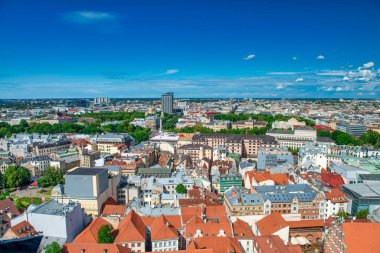 Riga, Letonya - 7 Temmuz 2017: Güneşli bir öğleden sonra Riga silueti.