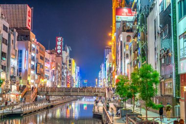 Osaka, Japonya - 28 Mayıs 2016: Dotonbori 'deki renkli aydınlık binalar.