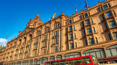 Londra - Eylül 2012: Yaz gününde şehir sokakları.