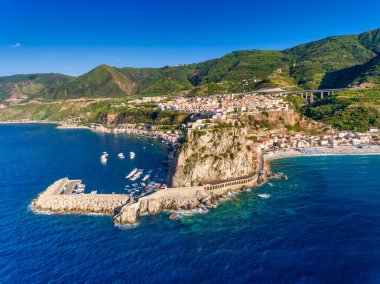 Yaz mevsiminde Tropea 'nın panoramik hava manzarası, Calabria - İtalya.