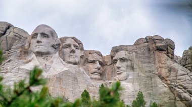 Amerika 'daki Rushmore Dağı heykeli.