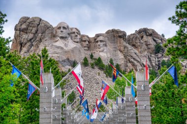 Mount Rushmore Ulusal Anıtı, Güney Dakota. Güneşli bir yaz günü manzarası.