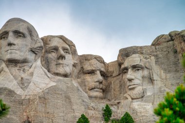 Mount Rushmore Ulusal Anıtı, Güney Dakota. Güneşli bir yaz günü manzarası.
