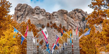 Mount Rushmore Ulusal Anıtı, Güney Dakota. Güneşli bir yaz günü manzarası.