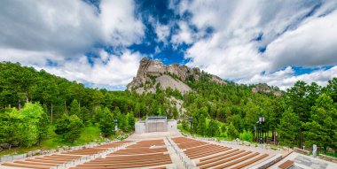 Mount Rushmore Ulusal Anıtı, Güney Dakota. Güneşli bir yaz günü manzarası.