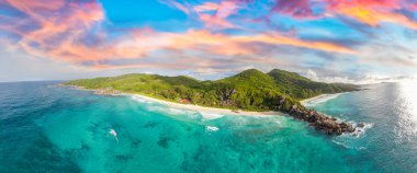 Seychelle Adaları 'nın havadan görünüşü. Gün batımında La Digue Panoraması.