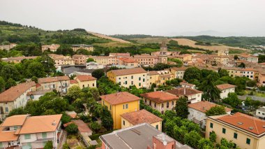 Arka planda Casciana Terme, Pisa, zeytin ağaçları ve üzüm bağlarının tarihi manzarası var..