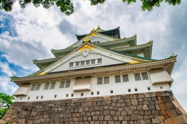 Japonya 'nın Osaka şehrinde bahar mevsiminde Osaka Kalesi..