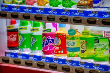 Osaka, Japonya - 26 Mayıs 2016: Dotonbori 'de içki dükkanı satıcısı.