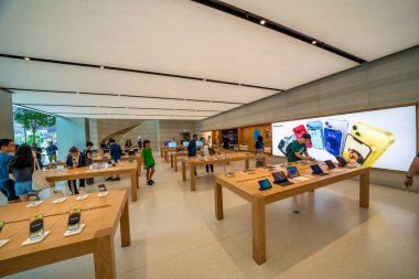 Singapur - 14 Eylül 2023: Orchard Yolu 'ndaki Apple Store' un İçi.