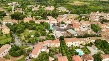 Arka planda Casciana Terme, Pisa, zeytin ağaçları ve üzüm bağlarının tarihi manzarası var..