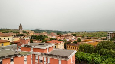 Arka planda Casciana Terme, Pisa, zeytin ağaçları ve üzüm bağlarının tarihi manzarası var..