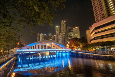 Singapur - 13 Eylül 2023: Gece nehir yürüyüşü ve binalar.