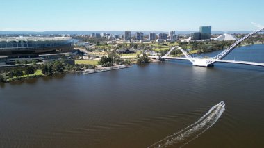 Perth, Avustralya 'daki Matagarup Köprüsü ve Kuğu Nehri' nin havadan görünüşü