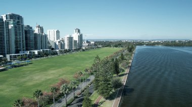 Perth Skyline, Batı Avustralya. Şehrin güzel hava manzarası nehir boyunca yükseliyor..