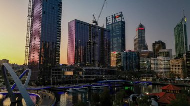 Günbatımında Elisabeth rıhtımından Perth 'in gökyüzü manzarası, Batı Avustralya