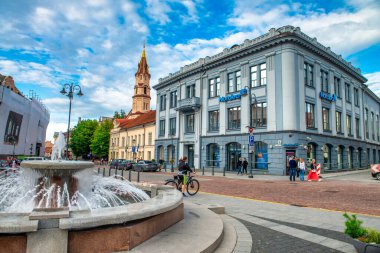 Vilnius, Litvanya - 9 Temmuz 2017: Güneşli bir yaz gününde Vilnius şehir merkezindeki eski binalar.