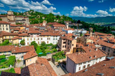 Bergamo, İtalya - 16 Temmuz 2017: Bergamo Alta 'nın ortaçağ caddeleri ve binaları güneşli bir yaz gününde.