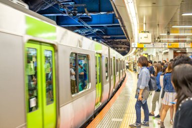 Tokyo, Japonya - 1 Haziran 2016: Shibuya İstasyonunda metro treni.