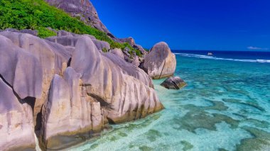La Digue, Seyşeller 'deki Anse Source D' Argent Sahili. Güneşli bir günde tropikal kıyı şeridinin havadan görünüşü.