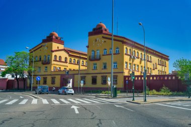 Cordoba, İspanya - 11 Nisan 2023: Güzel mavi gökyüzüne karşı eski şehir binası.