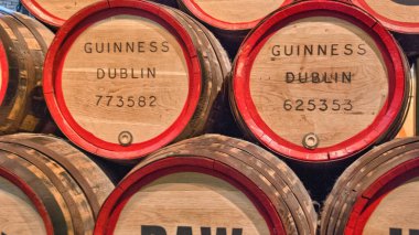 11 Mart 2010 'da Dublin' deki Guinness fabrikasının içinde Bear Barrels var. Guinness, her yıl dünya çapında 18 milyondan fazla bira satan en başarılı biralardan biridir..