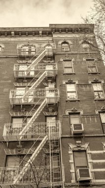 Manhattan, New York 'ta harici merdivenleri olan kırmızı bina..