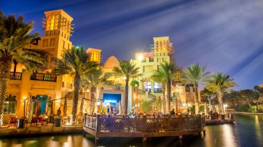 DUBAI, BAE - 10 Aralık 2016: Madinat Jumeirah 'ın güzel ışıkları.