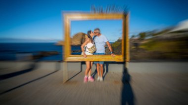 Porto Moniz 'de selfie çeken mutlu çift doğal lav havuzları, Madeira.