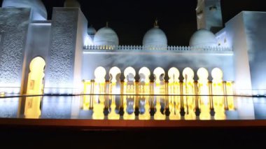 Abu Dabi, BAE. Şeyh Zayed Camii dış görünüş ve gece yansımaları.