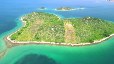 Heart Island 'ın Hırvatistan' daki hava manzarası. Galesnjak, kalp şeklinde Hırvat adası.