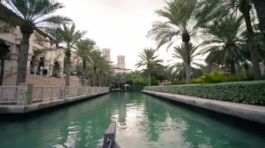 Dubai Palm Jumeirah Kanal boyunca binalar.