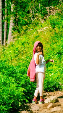 Dağ yolunda mutlu bir genç kız.