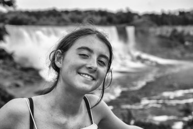 Niagara Şelalesi, Ontario 'dan büyülenmiş mutlu genç kız.. 