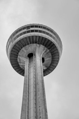 Niagara Şelalesi, Ontario. Bulutlu bir günde Skylon Kulesi.