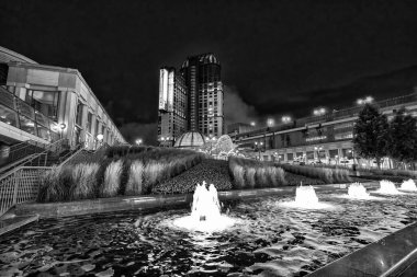 Niagara Şelalesi, Kanada - 5 Ağustos 2024: Yaz mevsiminde Niagara Şelalesi şehir merkezi sokakları ve binaları.