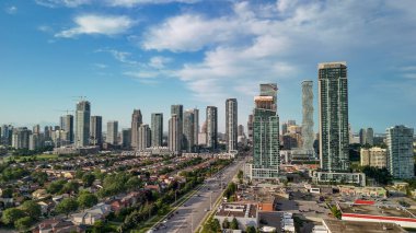 Güzel bir yaz günü, Ontario, Kanada 'da Mississauga' nın gökyüzü manzarası..