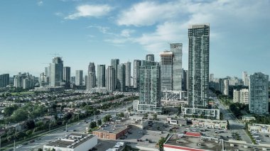 Güzel bir yaz günü, Ontario, Kanada 'da Mississauga' nın gökyüzü manzarası..