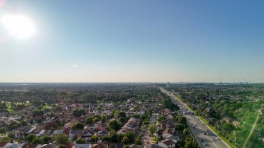 Güzel bir yaz günü, Ontario, Kanada 'da Mississauga' nın gökyüzü manzarası..