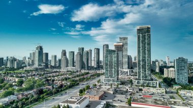 Güzel bir yaz günü, Ontario, Kanada 'da Mississauga' nın gökyüzü manzarası..