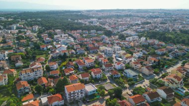 Hırvatistan 'ın Zadar evleri ve kırsal kesiminin hava manzarası.