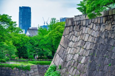 Japonya 'nın Osaka kentinde bahar mevsiminde Osaka Kalesi Duvarları