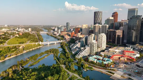 Calgary, Alberta - 10 Temmuz 2024: Güzel bir yaz günbatımında Calgary 'nin gökyüzü manzarası, Alberta - Kanada.