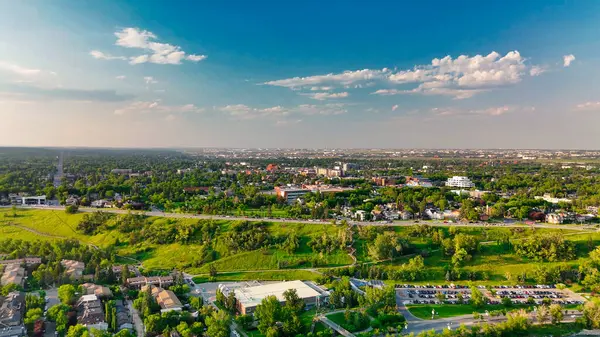 Güzel bir yaz günbatımında Calgary Park 'ın havadan görünüşü, Alberta - Kanada.