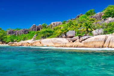 Seyşeller Takımadası 'ndaki La Digue Adası' nın muhteşem manzarası.