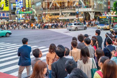 Tokyo, Japonya - 1 Haziran 2016: Shibuya insanlarla gün batımında geçiş.