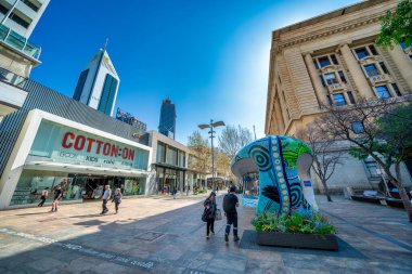 Perth, Avustralya - 12 Eylül 2023: Perth şehir merkezi binaları güneşli bir günde.