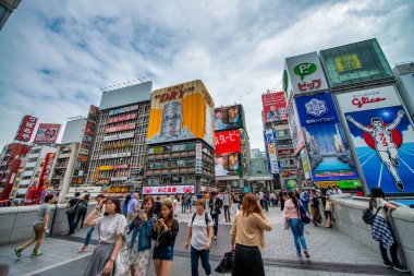 Osaka, Japonya - 26 Mayıs 2016: Dotonbori Nehri boyunca bulutlu bir öğleden sonra.