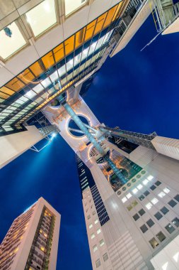 Osaka, Japonya - 28 Mayıs 2016: Gece Umeda gökyüzü binası.